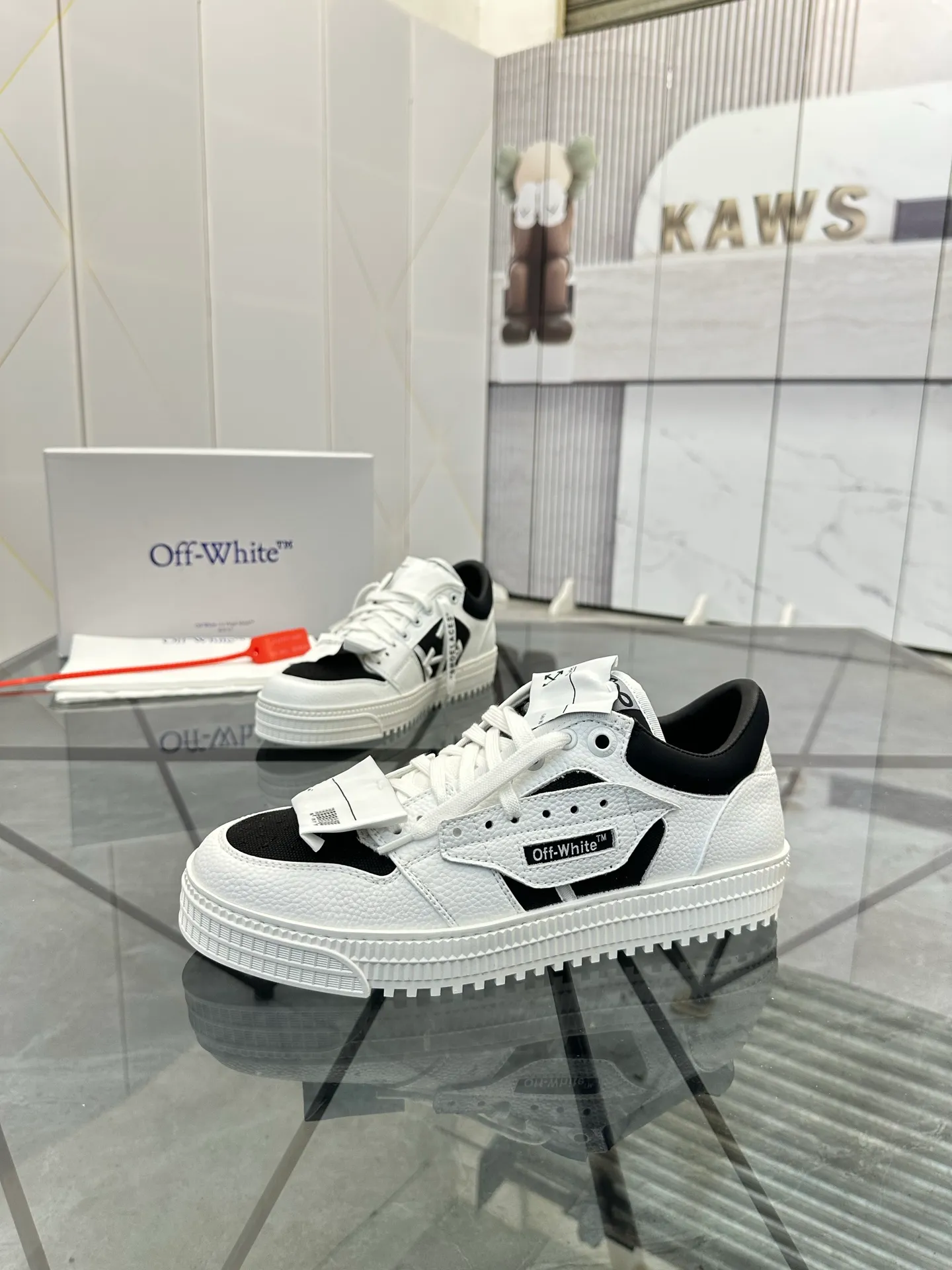 Selling men's shoes 💰: 💰P500¥ High-end top quality Product trademark: OFF WHITE *"OFF WHITE*" low-top casual shoes Regular size: 35-45 (can be customized to 46) Couple style Product materials: Upper imported first-layer cowhide stitched with original fabric, genuine leather lining, original outsole. No.: H203